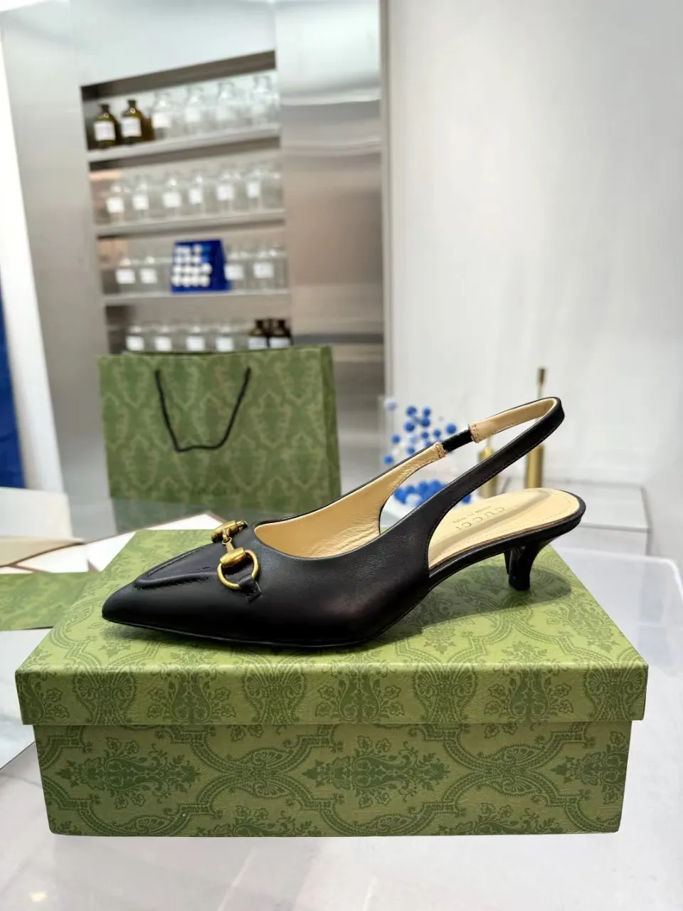 👟👟Ex-factory price 440👟👟 (genuine leather sole +40) Gucci Signoria pumps are named after the central square of Florence, recreating the classic and elegant style of the birthplace of the brand. Combining shiny patent leather with a pointed toe, these shoes are embellished with Gucci's signature chain, adding a stylish edge to your new season wardrobe. Upper: Made of first-layer imported patent cowhide/sheepskin lining. Outsole: rubber non-slip outsole/genuine leather outsole. Size: 35-42 (34/41 42 customized, non-refundable)
